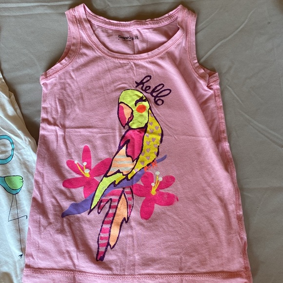 Gap size XS 4-5 active set bundle. Two tank tops and one pair of shorts. - Picture 5 of 11
